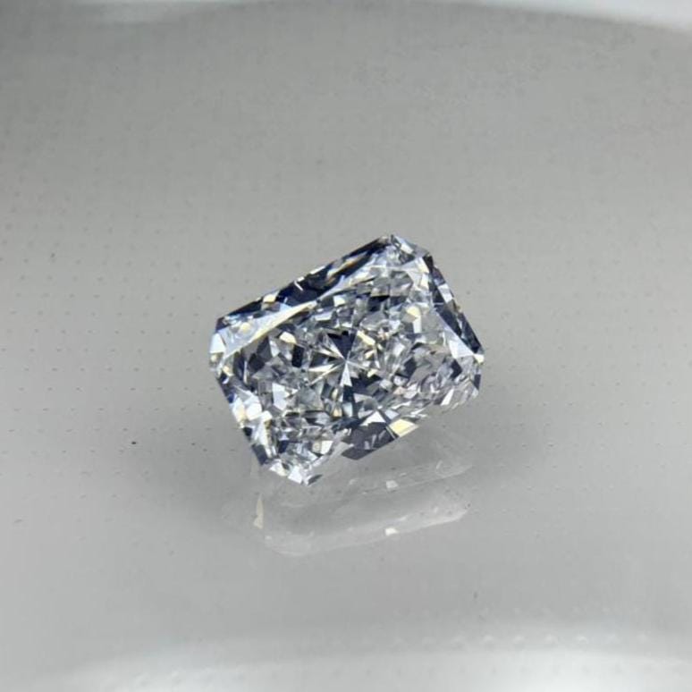 Radiant Cut Lab Grown Diamond | Rectangular Brilliant Diamond for Engagement Ring, Pendant & Custom Jewelry | IGI Certified (On Request)